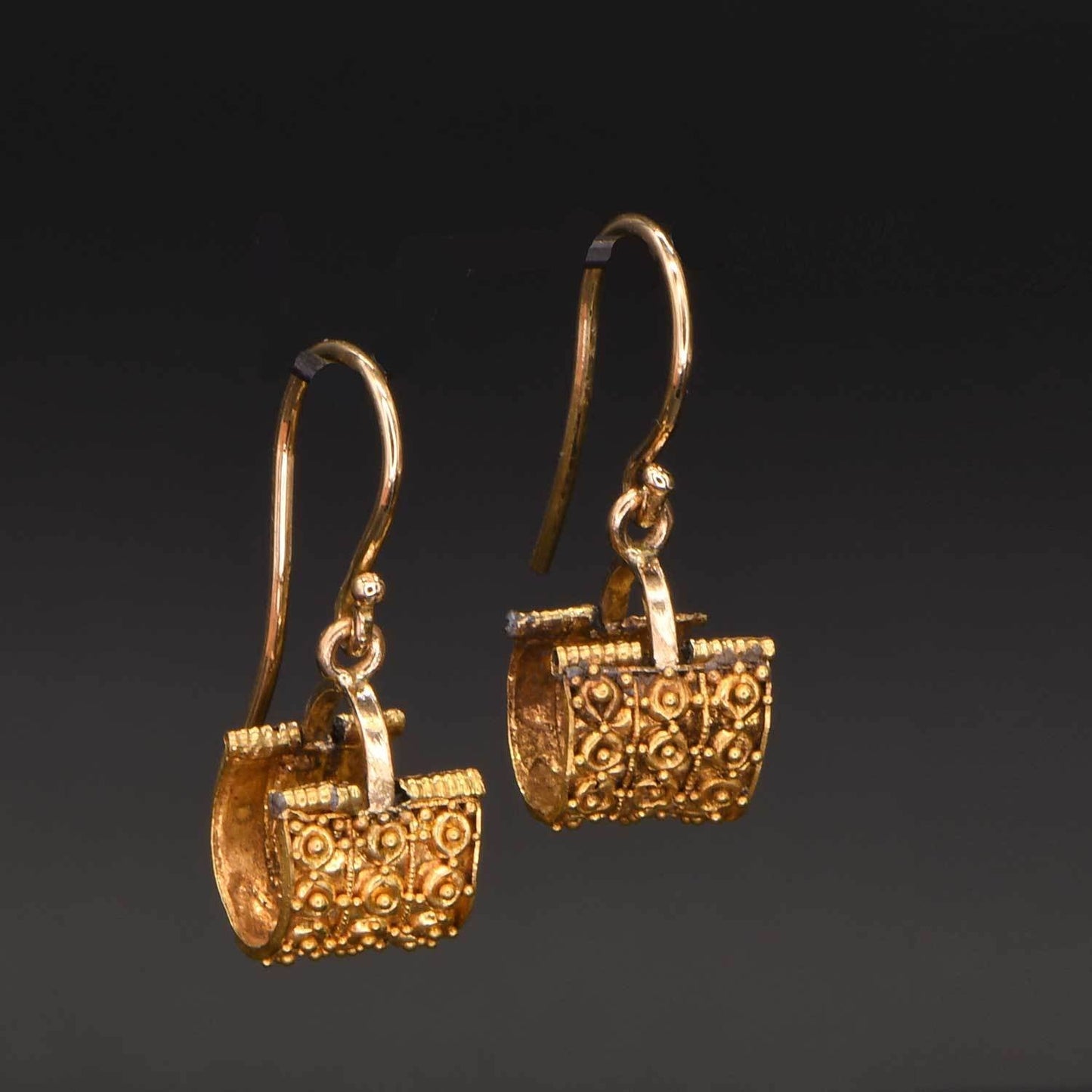 A Pair of Etruscan Baule Earrings, ca. 7th century - 5th century BCE