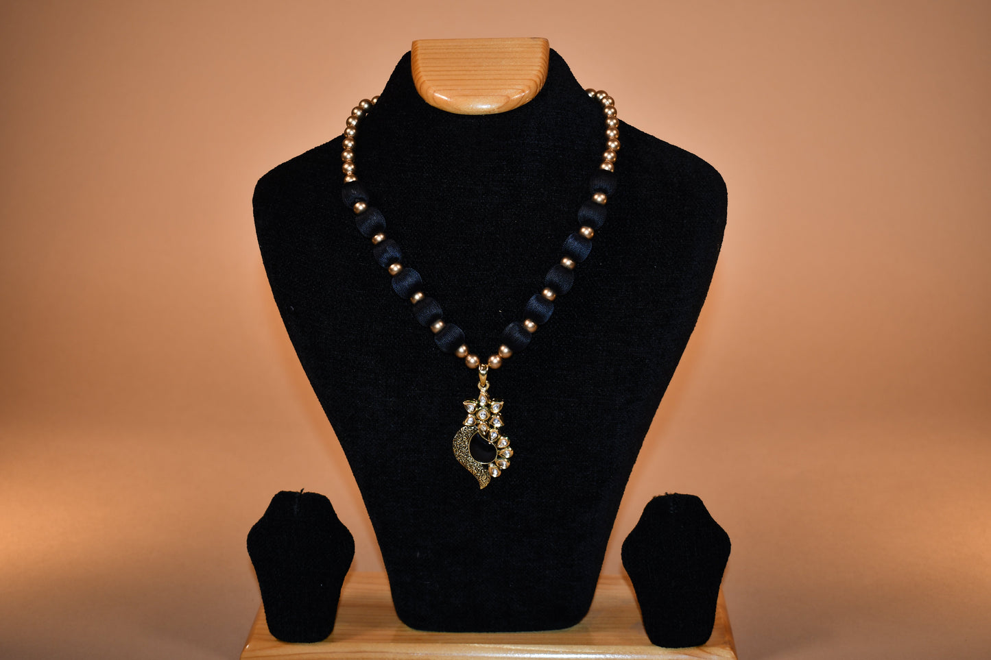 Elegant Black Necklace with Eye Drop Pattern