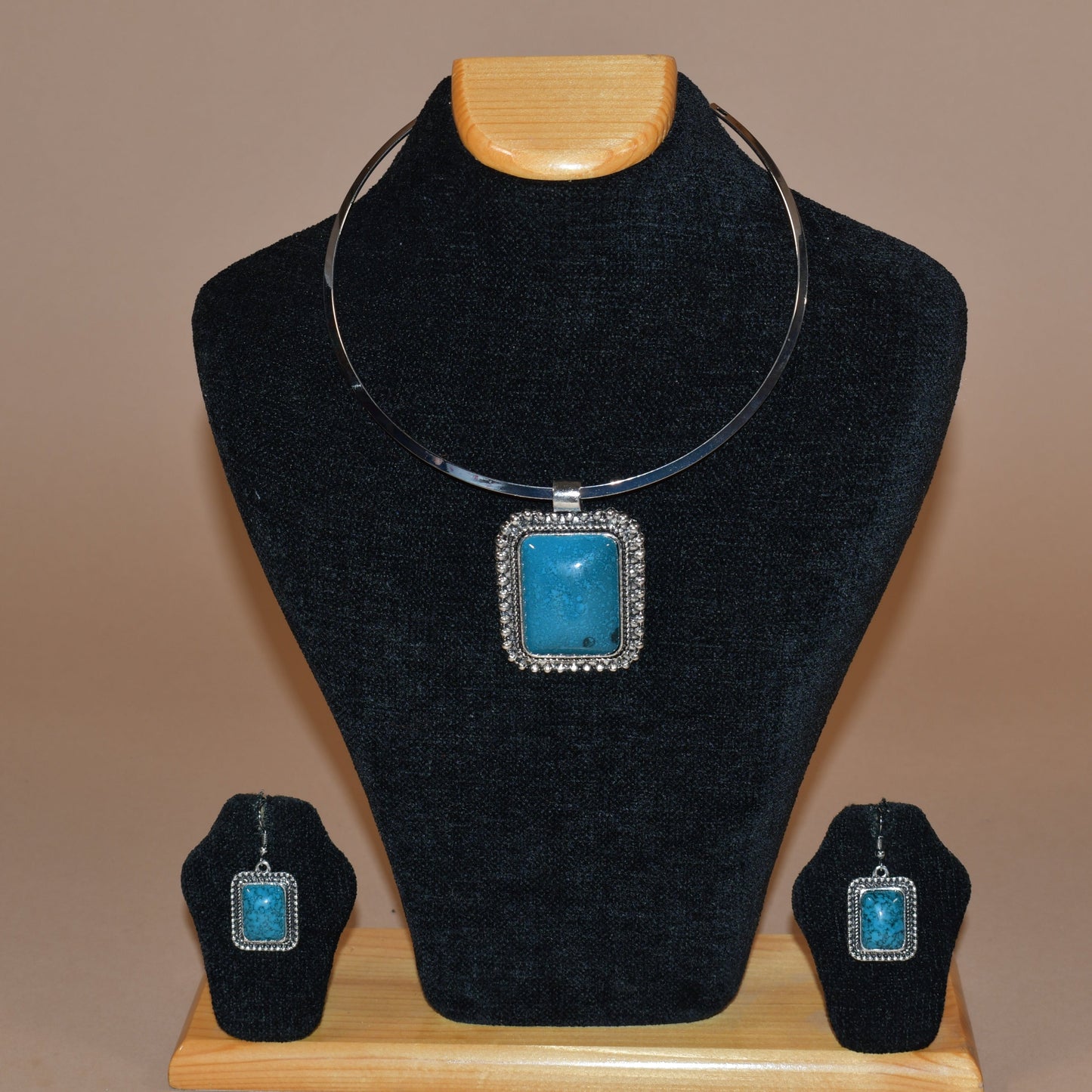 Embellished Border Necklace Set