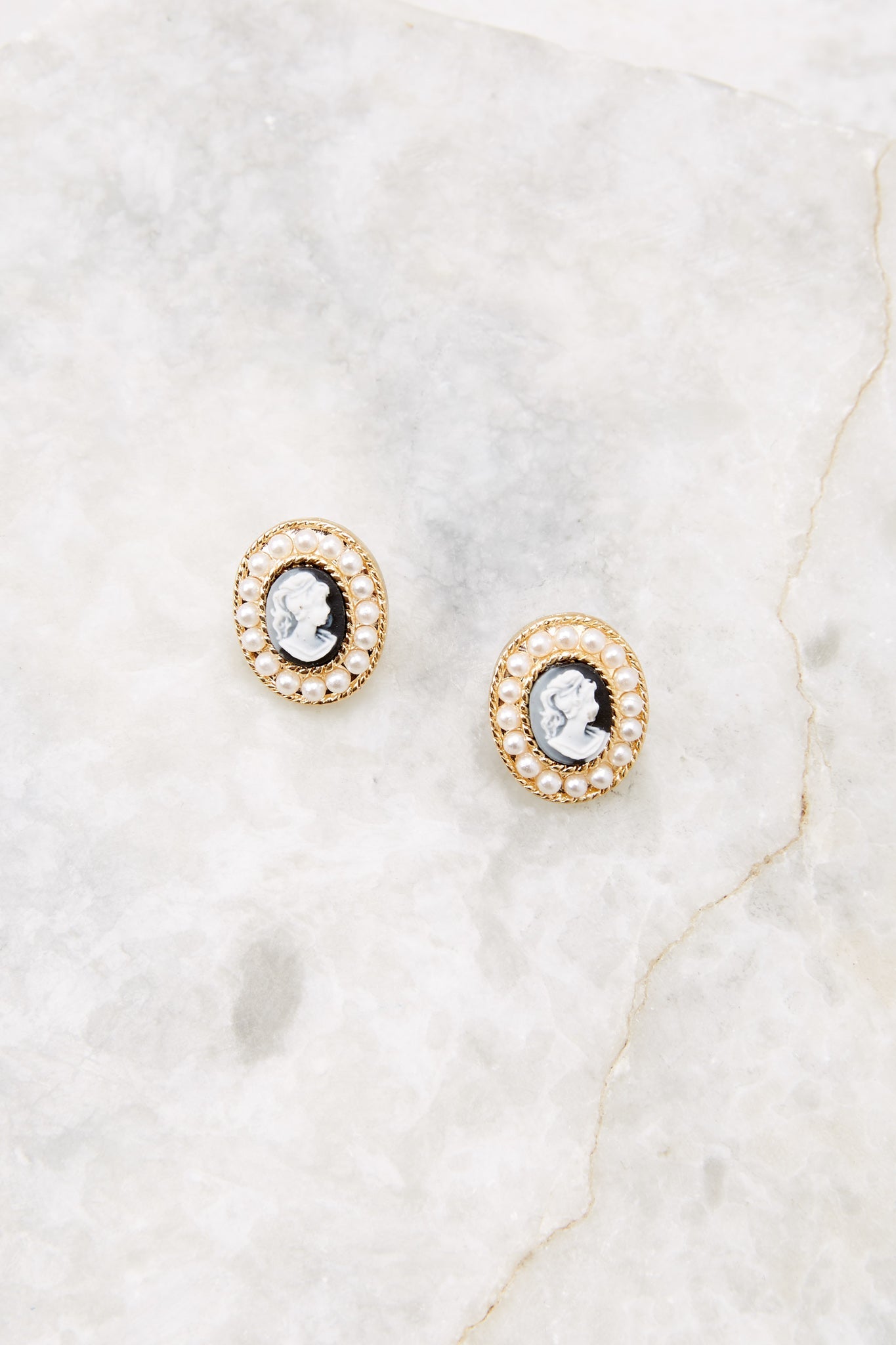 Beautiful Lady Gold And Black Cameo Stud Earrings
