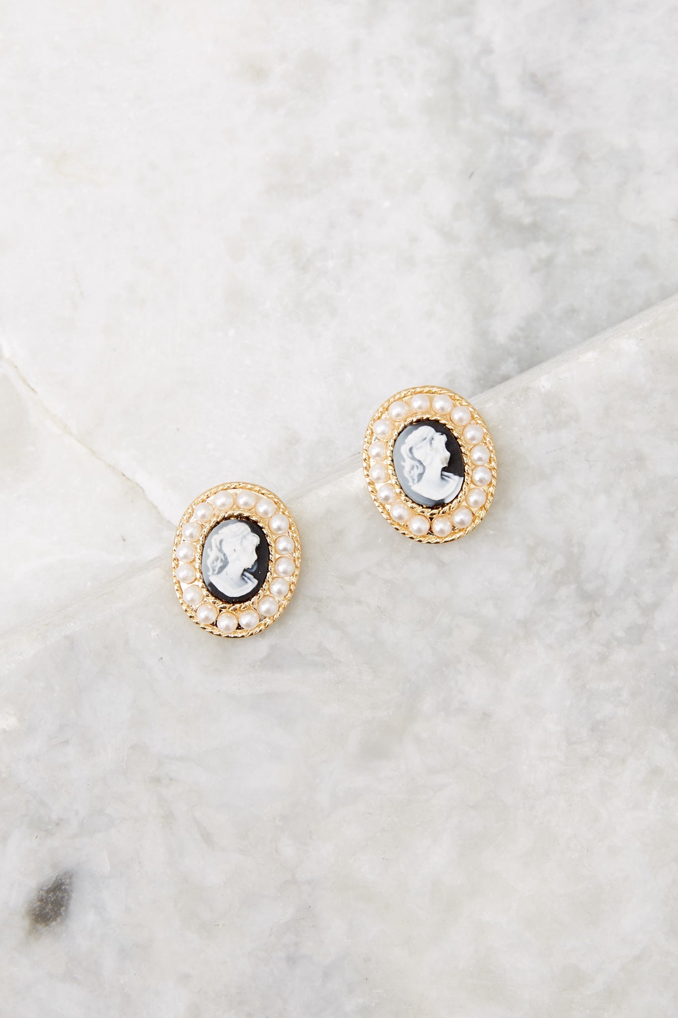 Beautiful Lady Gold And Black Cameo Stud Earrings