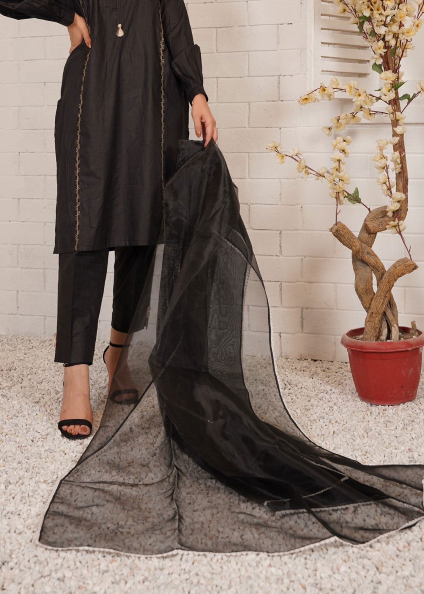 AKS E JAHAN - Black laced Dupatta - DO-A-003A