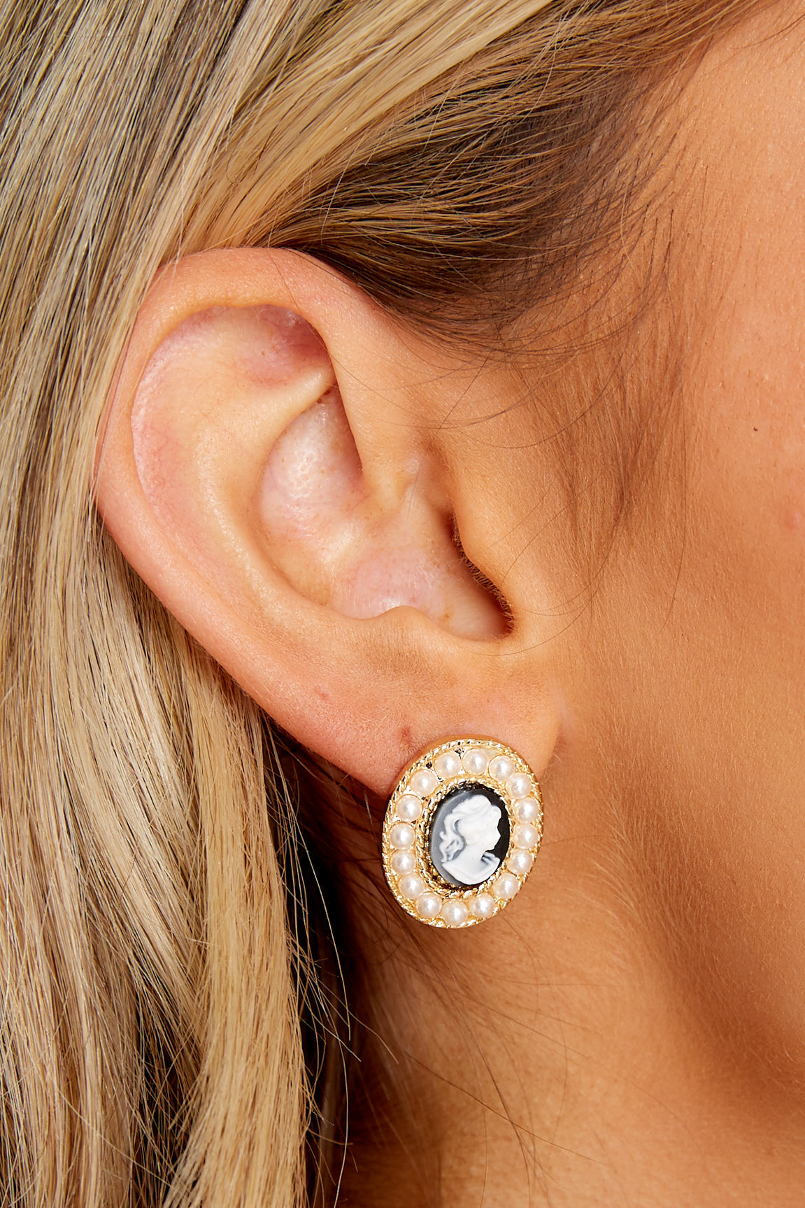 Beautiful Lady Gold And Black Cameo Stud Earrings