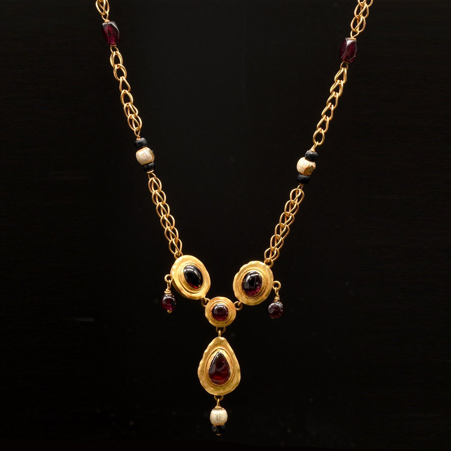 A Hellenistic Gold, Garnet & Pearl Necklace, ca. 1st century BCE