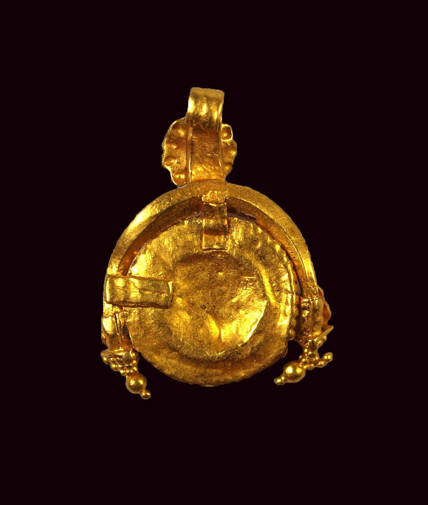 A fine Greek Gold Pendant, Hellenistic Period, ca 3rd century BCE