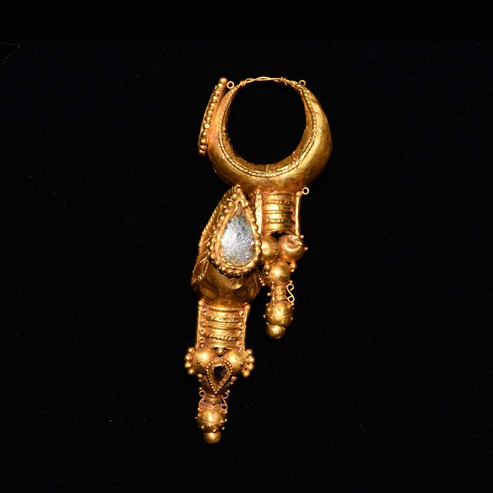 A large pair of Eastern Roman Gold Earrings, ca. 3rd century CE