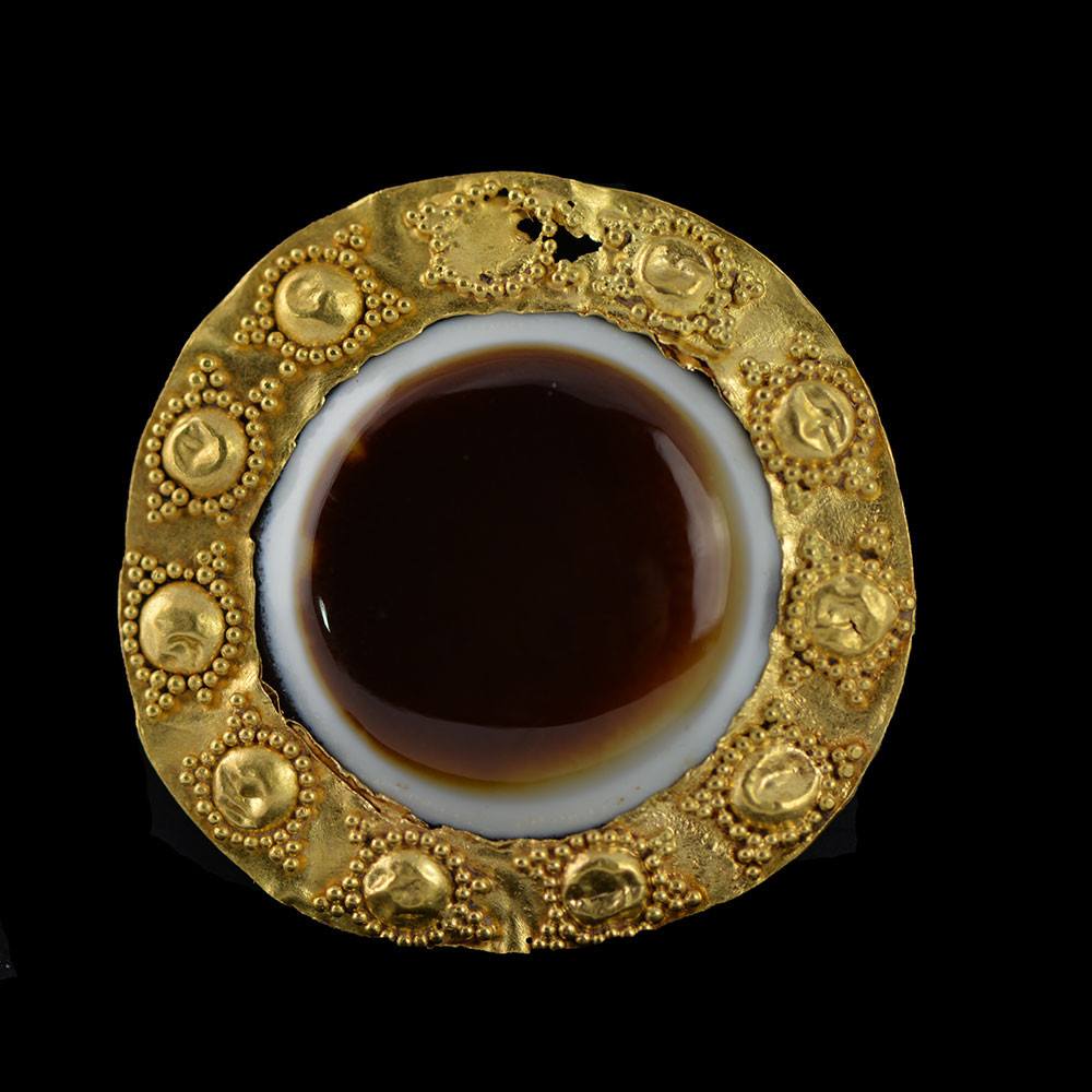 A Parthian Gold Eye-Agate Pendant, ca. 200 BCE - 200 CE