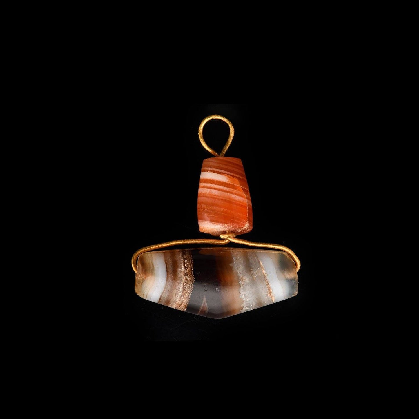 A Persian Agate and Gold Pendant, ca. 550 - 330 BCE