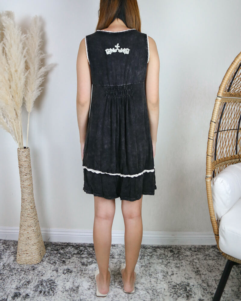 POL BASIC - Acid Wash Floral Embroidery Dress - Vintage Black