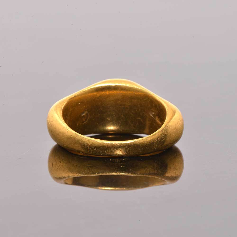 An exhibited Roman Gold and inscribed Eye Agate Finger Ring, ca. 3rd century CE