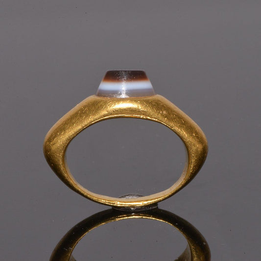 An exhibited Roman Gold and inscribed Eye Agate Finger Ring, ca. 3rd century CE