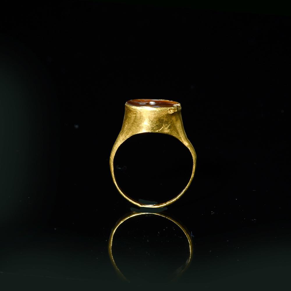 A Roman Gold and Agate Finger Ring, ca. 2nd century CE