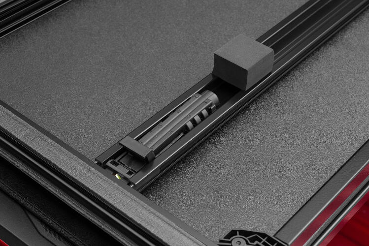 Lund 2016+ Toyota Tacoma (5ft. Bed) Hard Fold Tonneau Cover - Black (lnd969186)